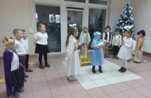 Dzieci z grupy IX podczas odgrywania sceny jaselek.