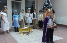 Chlopiec przebrany za krola.