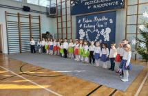 Dzieci spiewaja piosenke