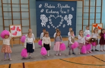 dzieci z grupy I tancza z pomponami