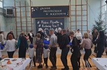 Sowki w kole tancza z Dziadkami