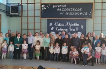 Dzieci z grupy Wiewioreczki ze swoimi babciami i dziadkami pozuja do wspolnego zdjecia.