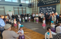 Dzieci z grupy Wiewioreczki wykonuja wspolny taniec z babciami i dziadkami.