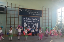 Dzieci z grupy Wiewioreczki tancza z kolorowymi chusteczkami.