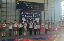 Dzieci z grupy Wiewioreczki spiewaja piosenke z pokazywaniem ruchow dla swoich Babc i Dziadkow