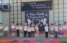 Chlopcy i dziewczynki z grupy Wiewioreczki recytuja wiersze.