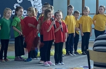 Dziewczynki spiewaja piosenke