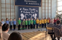 Dzieci spiewaja piosenke