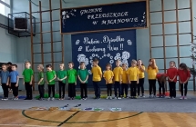 Dzieci przygotowuja sie do wystepu