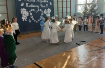 Dziewczynki - aniolki podczas tanca.