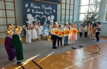 Szesciolatki z gr. IX z serduszkami podczas wyglaszania wiersza.