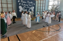 Przebrane dzieci z gr. IX spiewaja kolede.