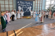 Dzieci w strojach Jozefa i Maryi witaja babcie i dziadkow.