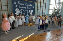 Trzej krolowie podczas odgrywania swojej roli w przedstawieniu.