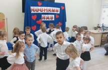 2. Przedszkolaki tancza ustawione w parach.