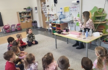 Dzieci z grupy Wiewioreczki sluchaja Pani kosmetyczki