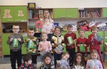 Dzieci z grupy Wiewioreczki pozuja do wspolnego zdjecia z Pania kosmetyczka.