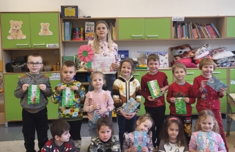 Dzieci z grupy Wiewioreczki pozuja do wspolnego zdjecia z Pania kosmetyczka.