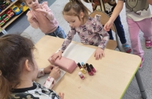 Malowanie paznokci chetnym dziewczynkom.