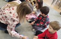 Zabiegi pielegnacyjne dloni malych przedszkolakow.