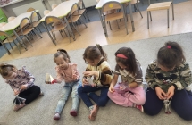 Wiewioreczki ogladaja wzorniki z kolorami lakierow do paznokci oraz przykladowymi zdobieniami.