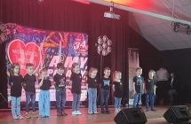 Wiewioreczki spiewaja piosenke na scenie WOSP w CKiBP w Malanowie