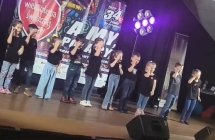 Dzieci z grupy Wiewioreczki z Przedskzola w Malanowie tancza i spiewaja piosenke pt. Nasze skrzydla.