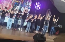 Dzieci z grupy Wiewioreczki wesolo skacza podczas tanca.