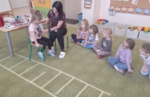 Pani doktor mierzy cisnienie dzieciom