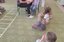 Pani doktor zaklada opaske uciskowa