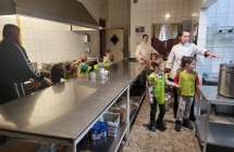 Dzieci z grupy Wiewioreczki zwiedzaja kuchnie w restauracji Vena.