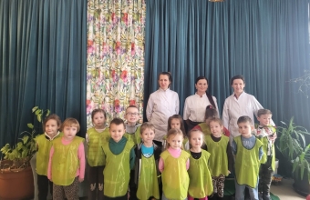 Dzieci z grupy Wiewioreczki wraz z Paniami z Restauracji VENA pozuja do wspolnej pamiatkowej fotografii.