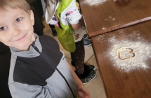 Chlopiec narysowal serce na mace.