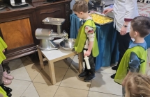 Chlopiec mieli ziemniaki na kluseczki z dziurka.