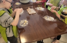 Chlopcy i dziewczynki z grupy Wiewioreczki lepia kluski.