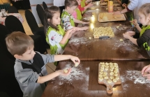 Wiewioreczki samodzielnie wykonuja kluseczki z dziurka.