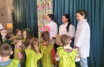 Wiewioreczki dziekuja Paniom z Restauracji VENA i wreczaja im dyplom oraz symboliczny kwiatek.