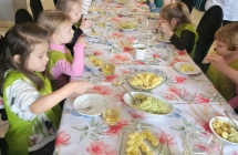 Wspolna uczta, dzieci probuja wykonane przez siebie kluseczki.