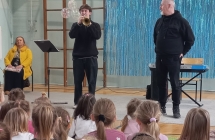 Dzieci sluchaja gry na trabce.