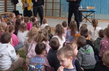 Muzycy objasniaja dzieciom zastosowanie tlumikow.