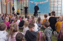 Muzycy i przedszkolaki podczas koncertu.