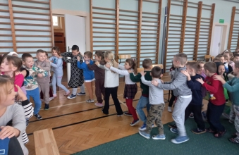 Dzieci tancza w pociagach.