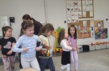 Wiewioreczki podczas zabawy ruchowej do wiersza Jana Brzechwy Kaczka Dziwaczka