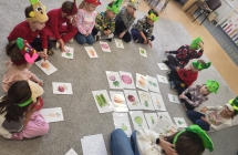 Wiewioreczki odtwarzaja role warzyw z wiersza Brzechwy pt. Na straganie