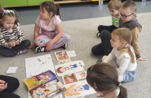 Dzieci z grupy Wiewioreczki podczas zabaw dydaktycznych na podstawie wierszy autorstwa Jana Brzechwy