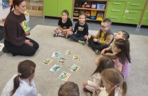 Dzieci z grupy Wiewioreczki omawiaja wiersz Na straganie autorstwa Jana Brzechwy