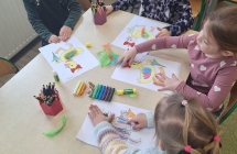 Dzieci wykonuj¦u prac¦Ö plastyczn¦u do wiersza Kaczka dziwaczka