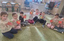 Dzieci wykonuja prace plastyczna do wiersz Entliczek-pentliczek