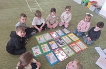 Dzieci zapoznaj¦u sie z tw+-rczo+Tci¦u jana Brzechwy