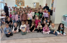 Zdjecie grupwe przedszkolakow z p. policjantem i p. dyrektor.